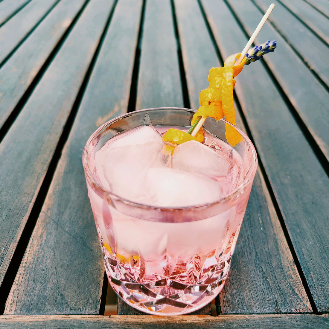 Der Bitter Aperitif von Krink Liqueurs gemixt mit Tonic Water. Der perfekte Sommerdrink!