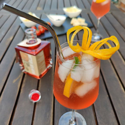Krink Spritz, der Spritz gemixt mit Krink Liqueurs Bitter Aperitif. Der perfekte Sommerdrink für laue Sommernächte! 