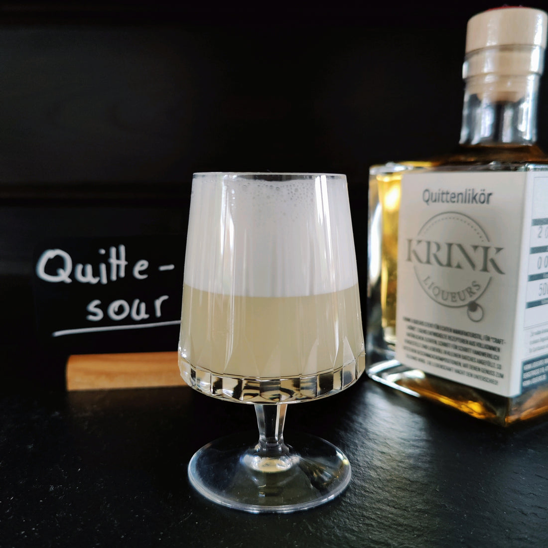 Quitte Sour Krink Liqueurs Quittenlikör gemixt als Sour. Ein Cocktailrezept das Quittenlikör und Rum auf spritzig fruchtige Weise vereint