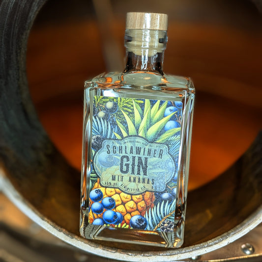 Schlawiner der Ananas Gin aus Neukirchen Vluyn, handwerklich hergestellt in der POTT.STIL Spezialitätenbrennerei.